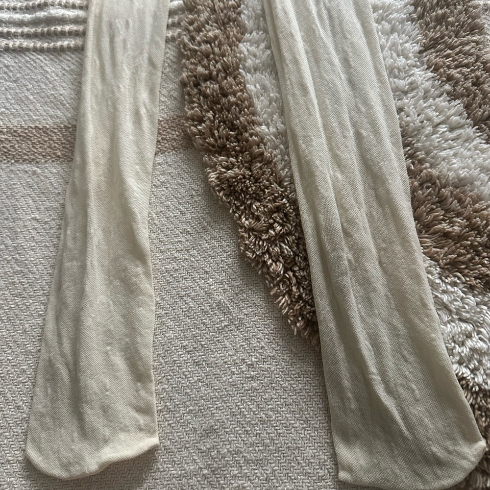 New GUCCI GG Supreme Monogram Tights in Ivory
Authentic- Rare Find!! - Picture 9 of 9